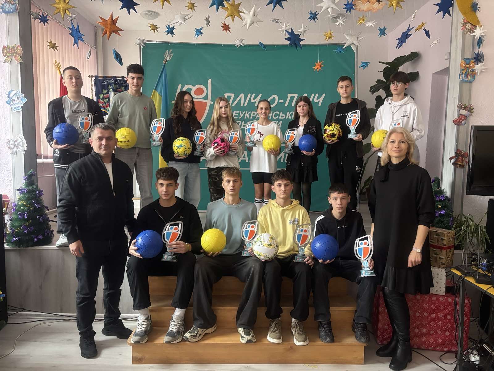 Нагородження капітанів команд, які вибороли перші місця у ІІ етапі Всеукраїнських змагань «Пліч-о-пліч всеукраїнські шкільні ліги»